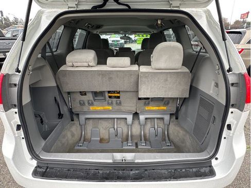 Used 2014 Toyota Sienna LE image 7