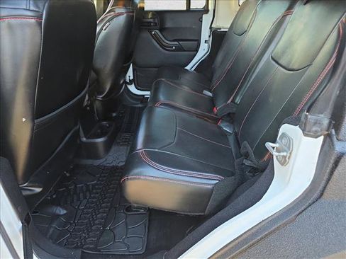 Used 2015 Jeep Wrangler Unlimited Rubicon w/ Connectivity Group image 16