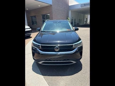 Used 2023 Volkswagen Taos SE w/ Panoramic Sunroof Package FWD image 2