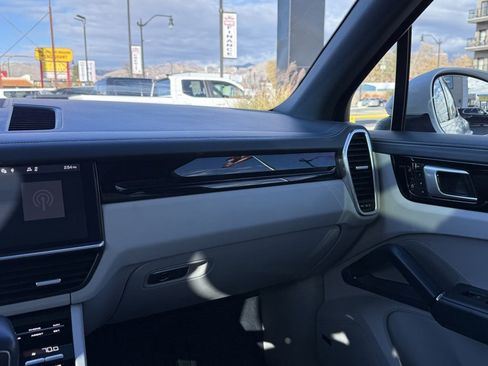 Used 2020 Porsche Cayenne AWD image 31