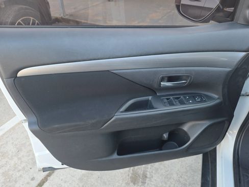 Used 2014 Mitsubishi Outlander SE image 25