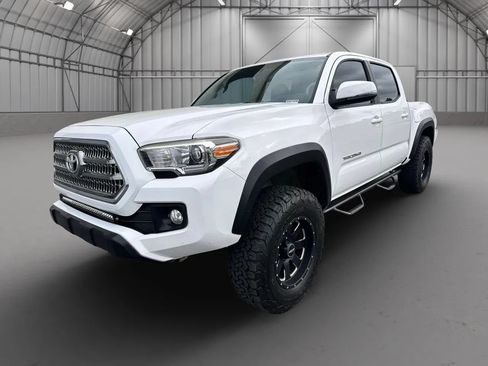 Used 2017 Toyota Tacoma TRD Off-Road RWD image 8