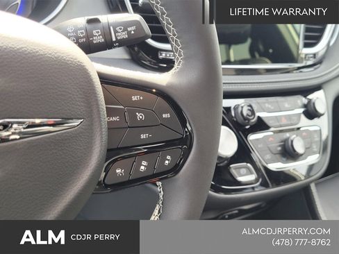 New 2026 Chrysler Pacifica Limited w/ Uconnect Theater Family Group FWD image 26