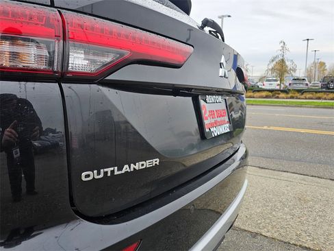 Used 2024 Mitsubishi Outlander SE image 10