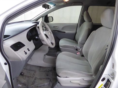 Used 2013 Toyota Sienna L image 17