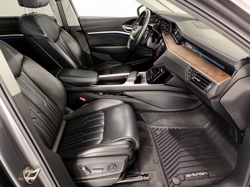 Used 2019 Audi e-tron Prestige w/ Prestige Package AWD/4WD image 30