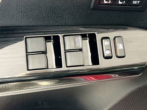 Used 2018 Toyota RAV4 Limited image 16