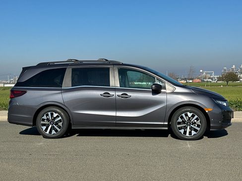 New 2026 Honda Odyssey EX-L image 3