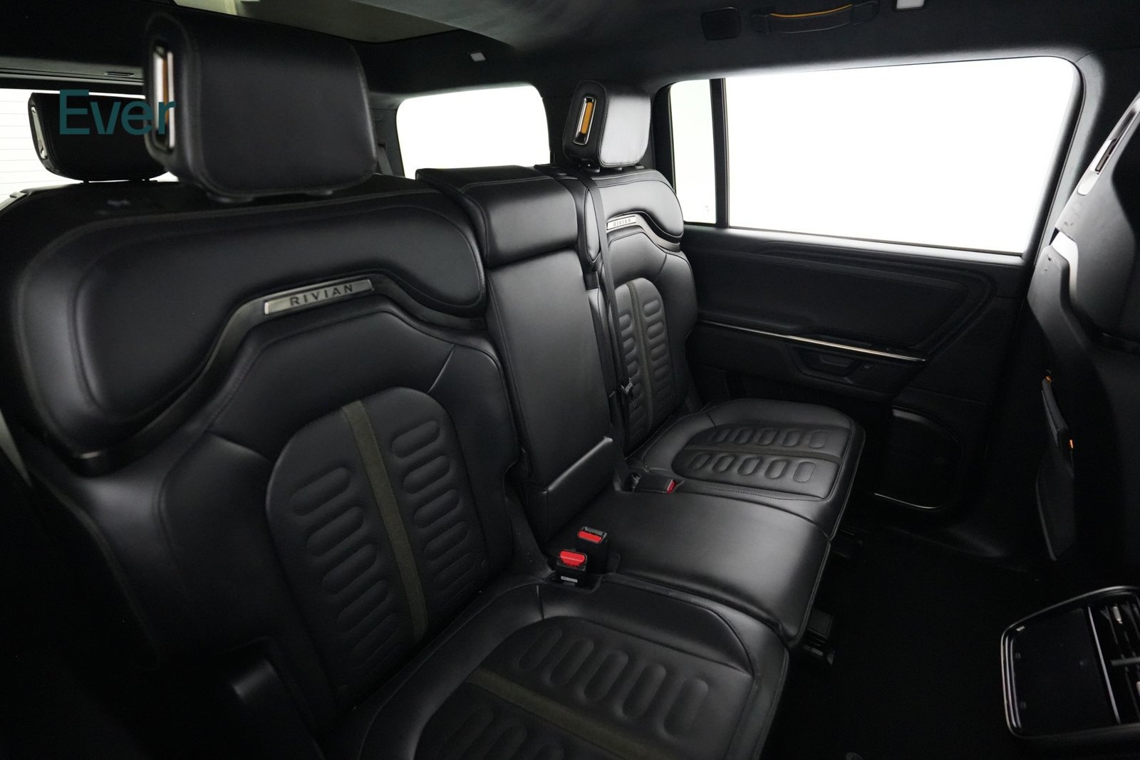 Used 2025 Rivian R1S Adventure Dual AWD/4WD image 5