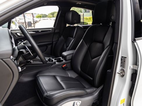 Certified 2025 Porsche Macan AWD/4WD image 5