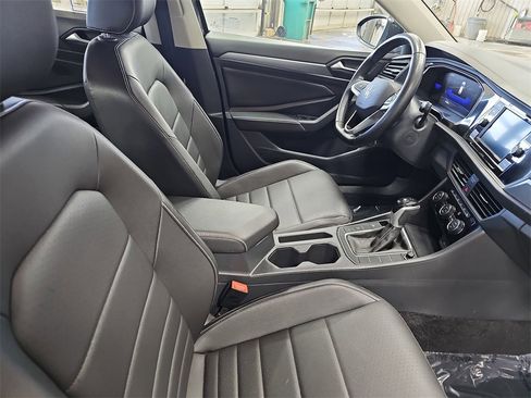 Used 2024 Volkswagen Jetta SE image 10