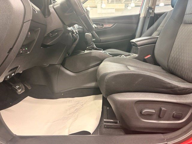 Used 2017 Nissan Rogue SV AWD/4WD image 8
