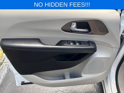 Used 2018 Chrysler Pacifica L FWD image 16