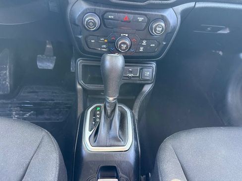 Used 2020 Jeep Renegade Latitude w/ Popular Equipment Group FWD image 14