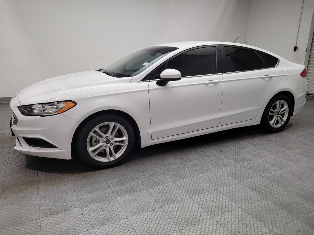 Used 2018 Ford Fusion SE w/ Fusion SE Technology Package FWD image 2