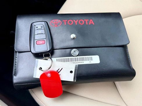 Used 2022 Toyota Highlander XLE image 45