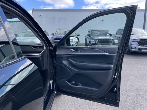 Used 2023 Jeep Grand Cherokee L Limited image 9