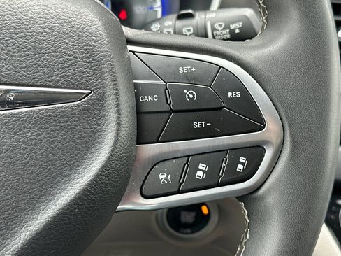 Used 2023 Chrysler Pacifica Touring-L FWD image 27