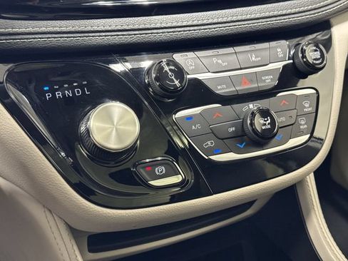 Used 2023 Chrysler Pacifica Limited FWD image 22