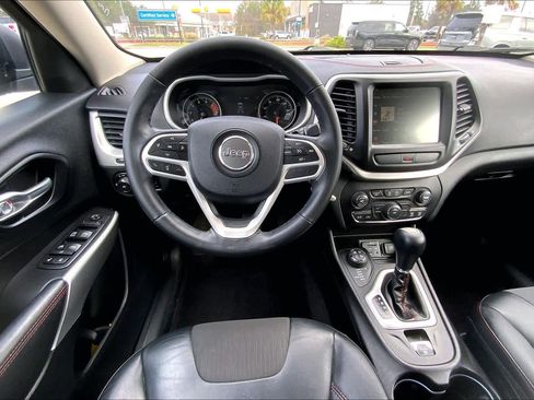 Used 2017 Jeep Cherokee Trailhawk image 5