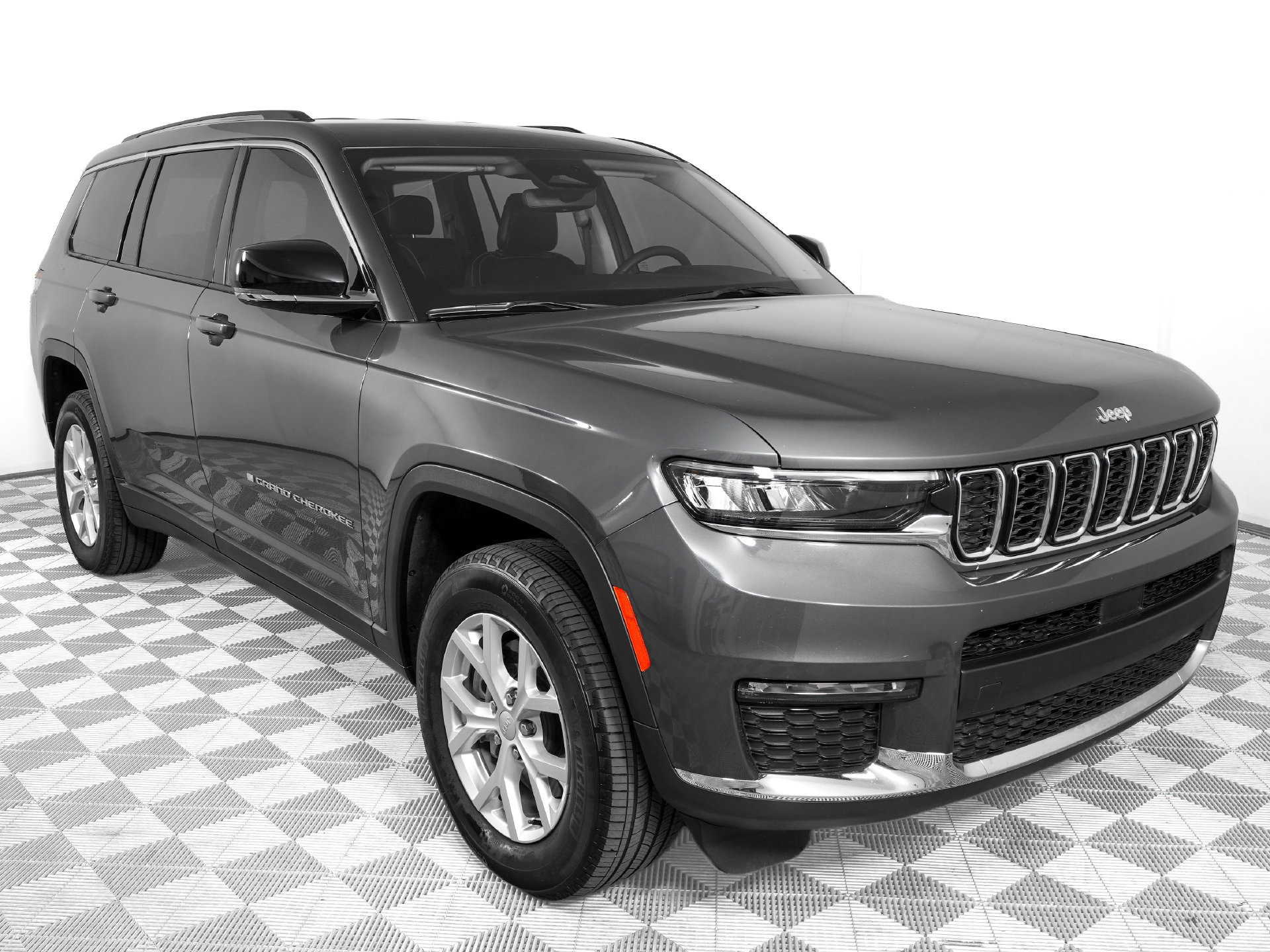 Used 2023 Jeep Grand Cherokee L Limited AWD/4WD image 3