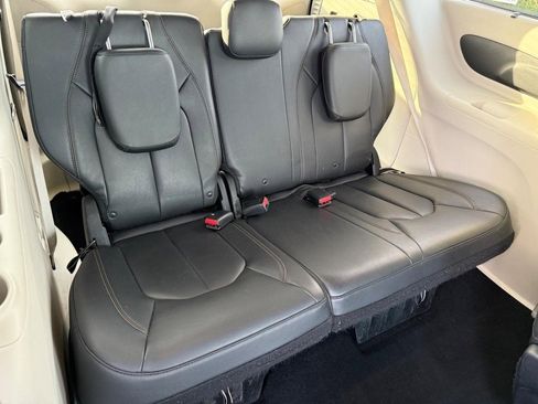 Used 2017 Chrysler Pacifica Touring-L w/ Tire & Wheel Group image 10