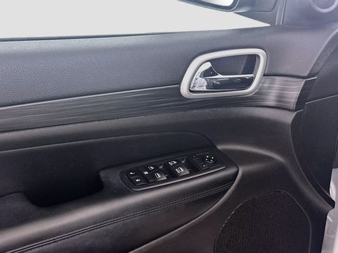 Used 2020 Jeep Grand Cherokee Altitude AWD/4WD image 15