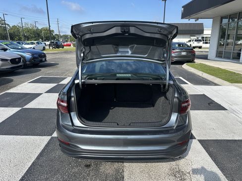 Used 2024 Volkswagen Jetta SE w/ Panoramic Sunroof Package FWD image 5