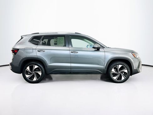 Used 2025 Volkswagen Taos SE AWD/4WD image 10