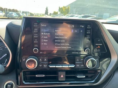 Used 2021 Toyota Highlander XLE FWD image 6