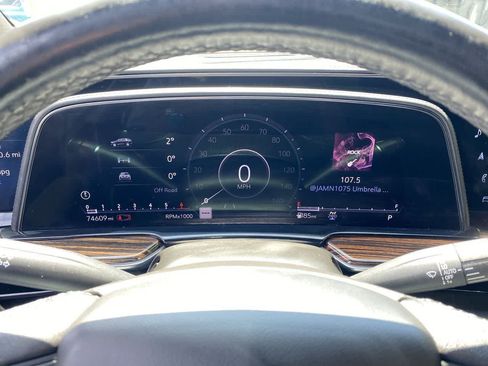 Used 2021 Cadillac Escalade ESV Premium Luxury w/ LPO, Illumination Package AWD/4WD image 28