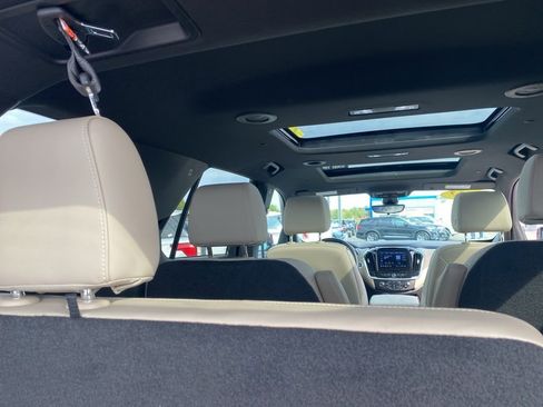 Used 2022 Chevrolet Traverse LT w/ LT Premium Package image 11