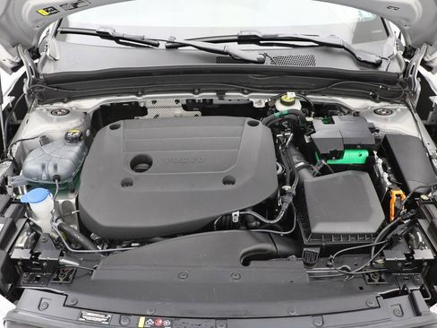 Used 2025 Volvo XC40 B5 Plus image 29