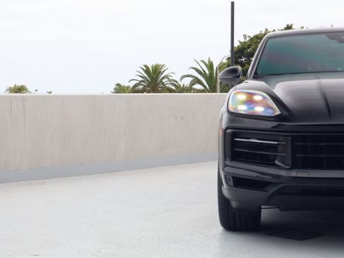 Certified 2024 Porsche Cayenne AWD/4WD image 12