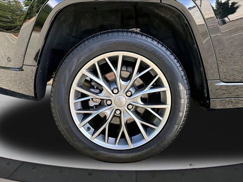 Certified 2025 Jeep Grand Cherokee Summit AWD/4WD image 36