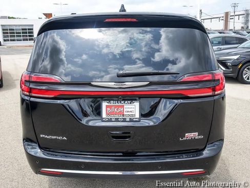 Used 2026 Chrysler Pacifica Limited FWD image 7