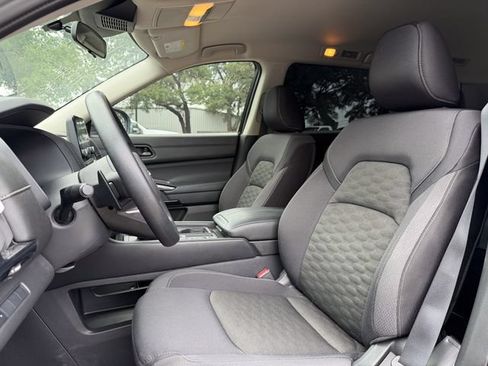 Used 2024 Nissan Pathfinder S FWD image 7
