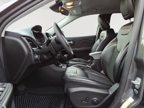 Used 2022 Jeep Cherokee Trailhawk image 14