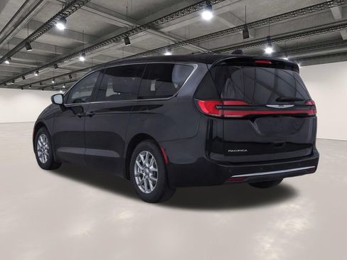 Used 2024 Chrysler Pacifica Touring-L FWD image 3