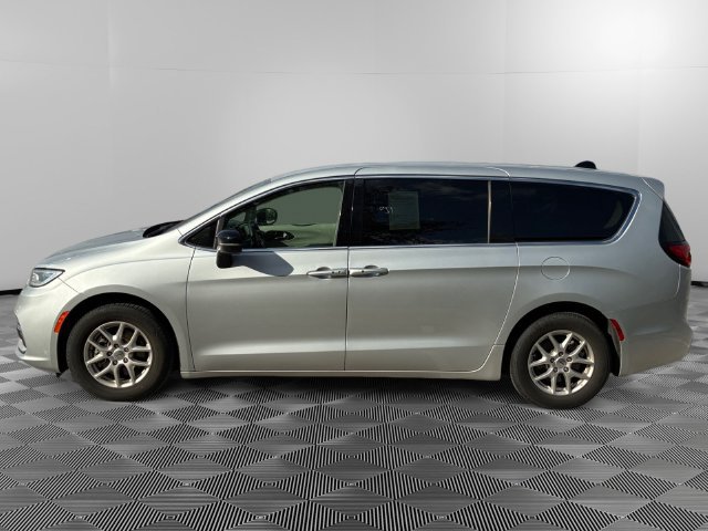 Used 2024 Chrysler Pacifica Touring-L FWD image 2