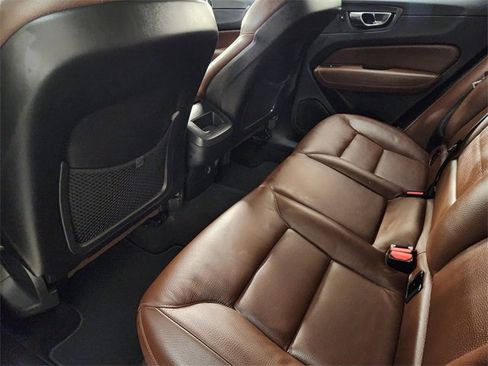 Used 2018 Volvo XC60 T6 Momentum w/ Convenience Package image 30