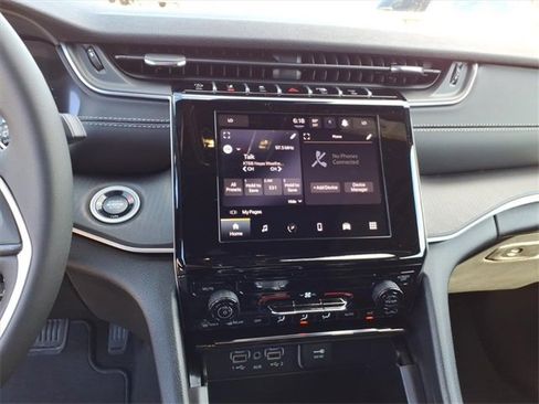 New 2025 Jeep Grand Cherokee L Laredo image 13