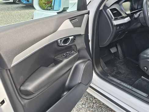 Certified 2022 Volvo XC90 T5 Momentum w/ Climate Package image 21