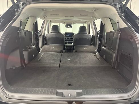 Used 2025 Toyota Highlander XLE FWD image 44
