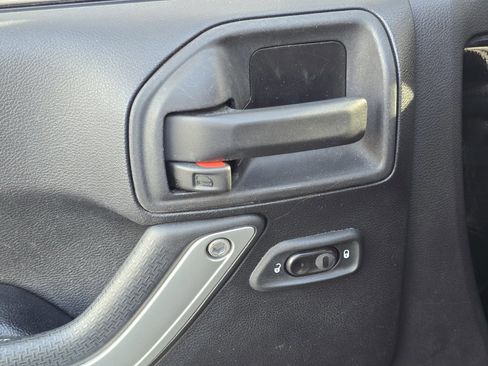 Used 2015 Jeep Wrangler Unlimited Rubicon image 36