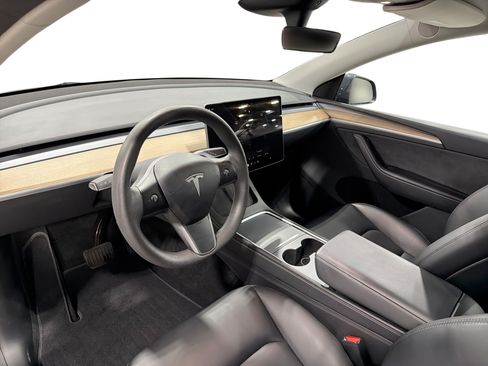 Certified 2023 Tesla Model Y Long Range AWD/4WD image 9