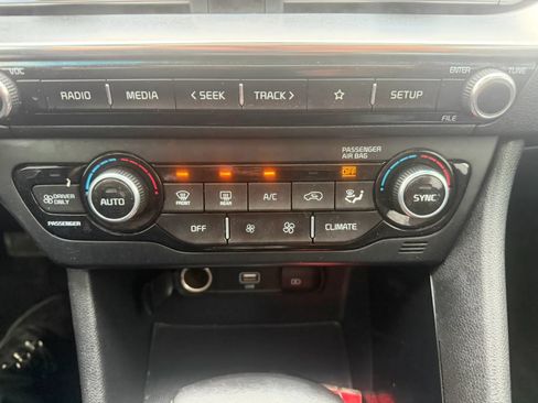 Used 2020 Kia Niro EX Premium FWD image 27