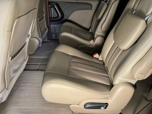 Used 2015 Chrysler Town & Country Touring-L w/ Driver Convenience Group FWD image 21