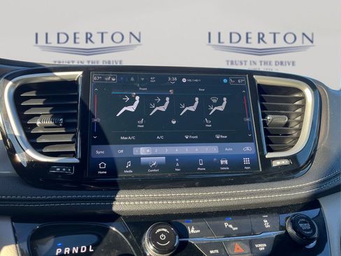 Used 2024 Chrysler Pacifica Select image 26