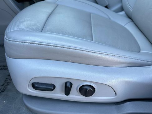 Used 2023 GMC Acadia SLT image 13